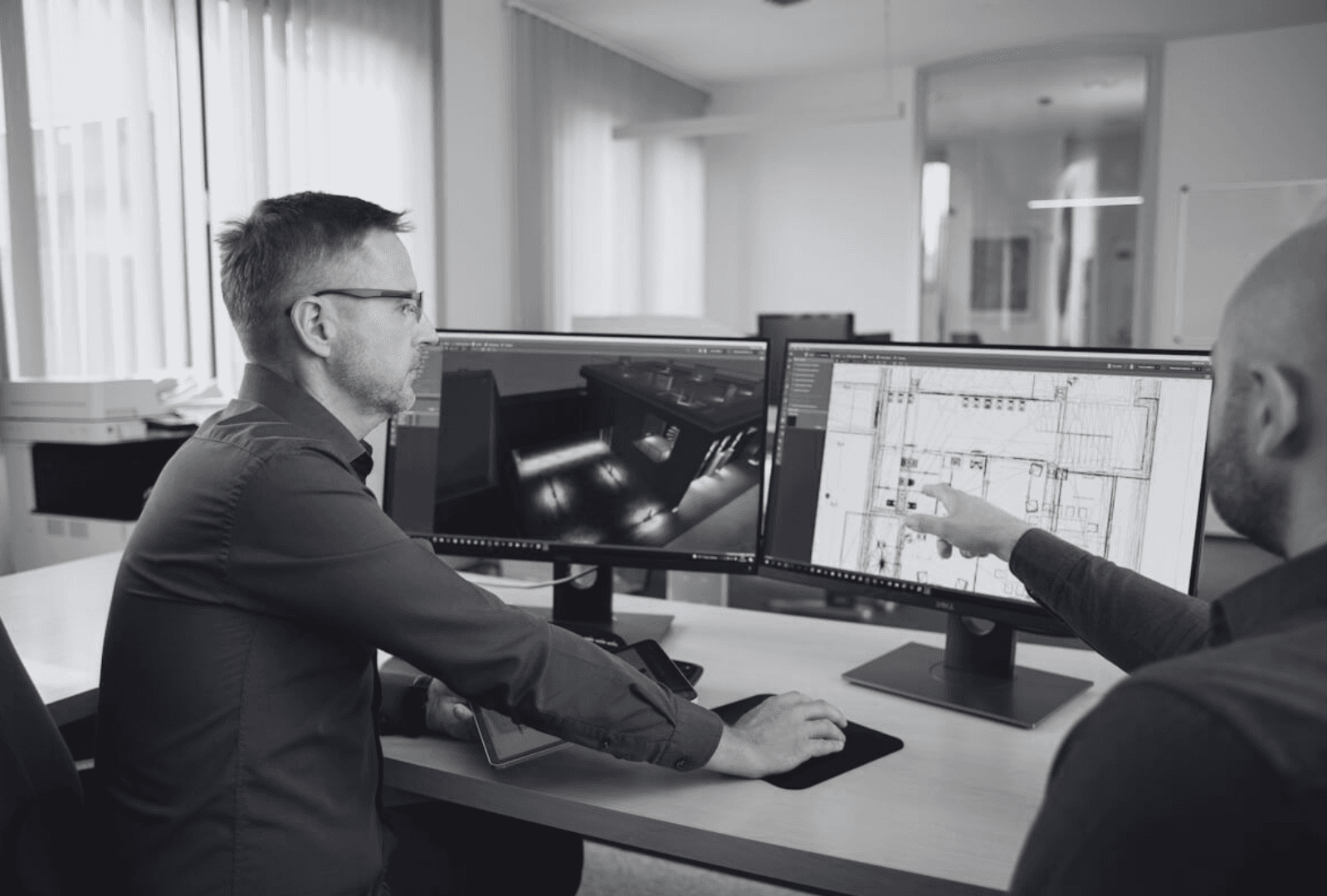 Equipo de ingeniería trabajando en un proyecto de iluminación