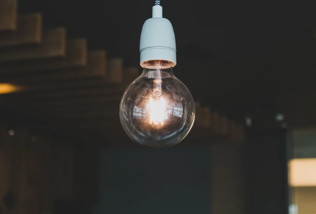 Lámparas colgantes con luz cálida de baja temperatura de color (alrededor de 2700K)
