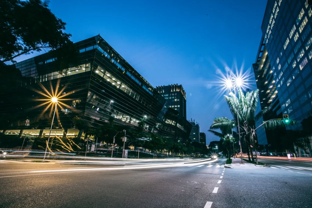 Avenida urbana con alumbrado público LED, resultado de un proyecto bien especificado