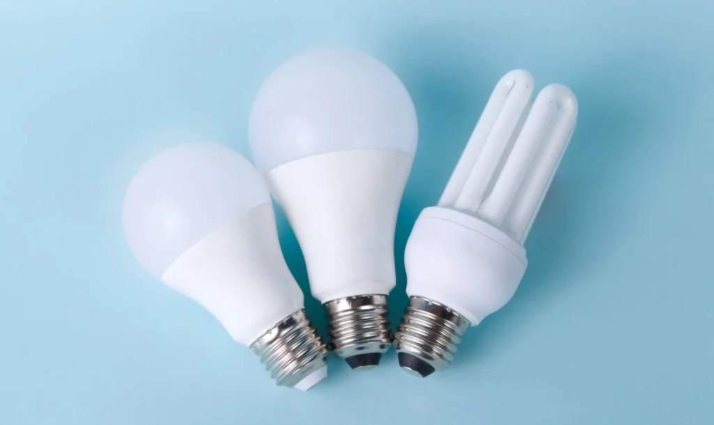 Bombillas LED, CFL e incandescente mostrando distintas eficacias luminosas