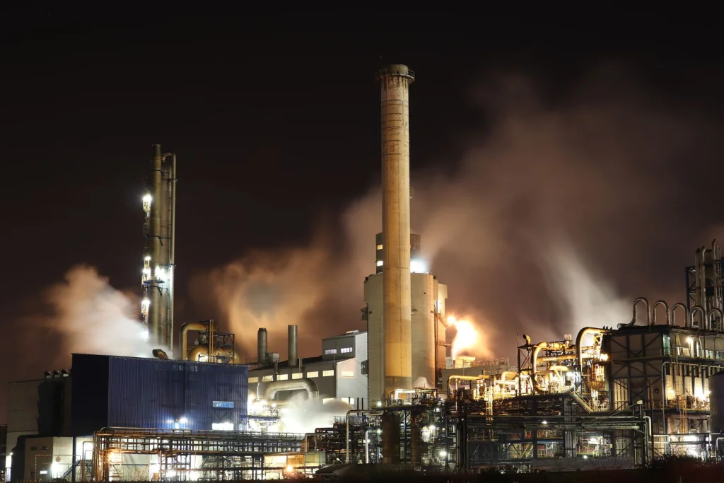 Planta petroquímica iluminada de noche, ejemplo de área clasificada Clase I