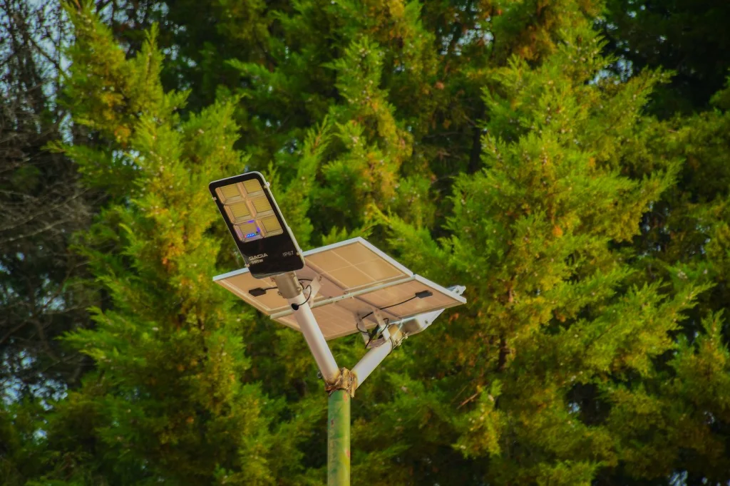 Luminaria solar todo-en-uno con panel y batería integrados, montada en poste